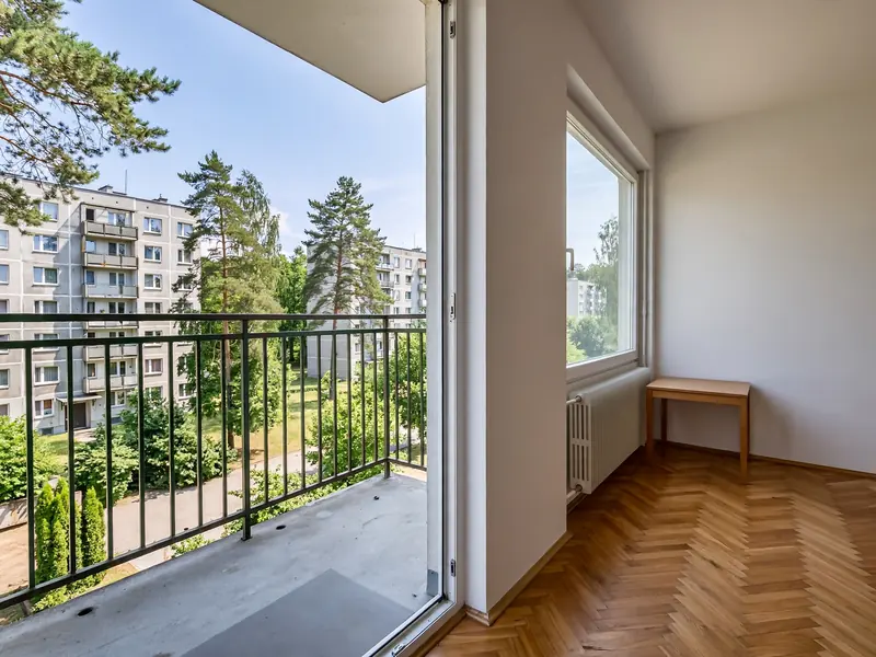Uprzątnięty balkon i pusty pokój przygotowany do sprzedaży
